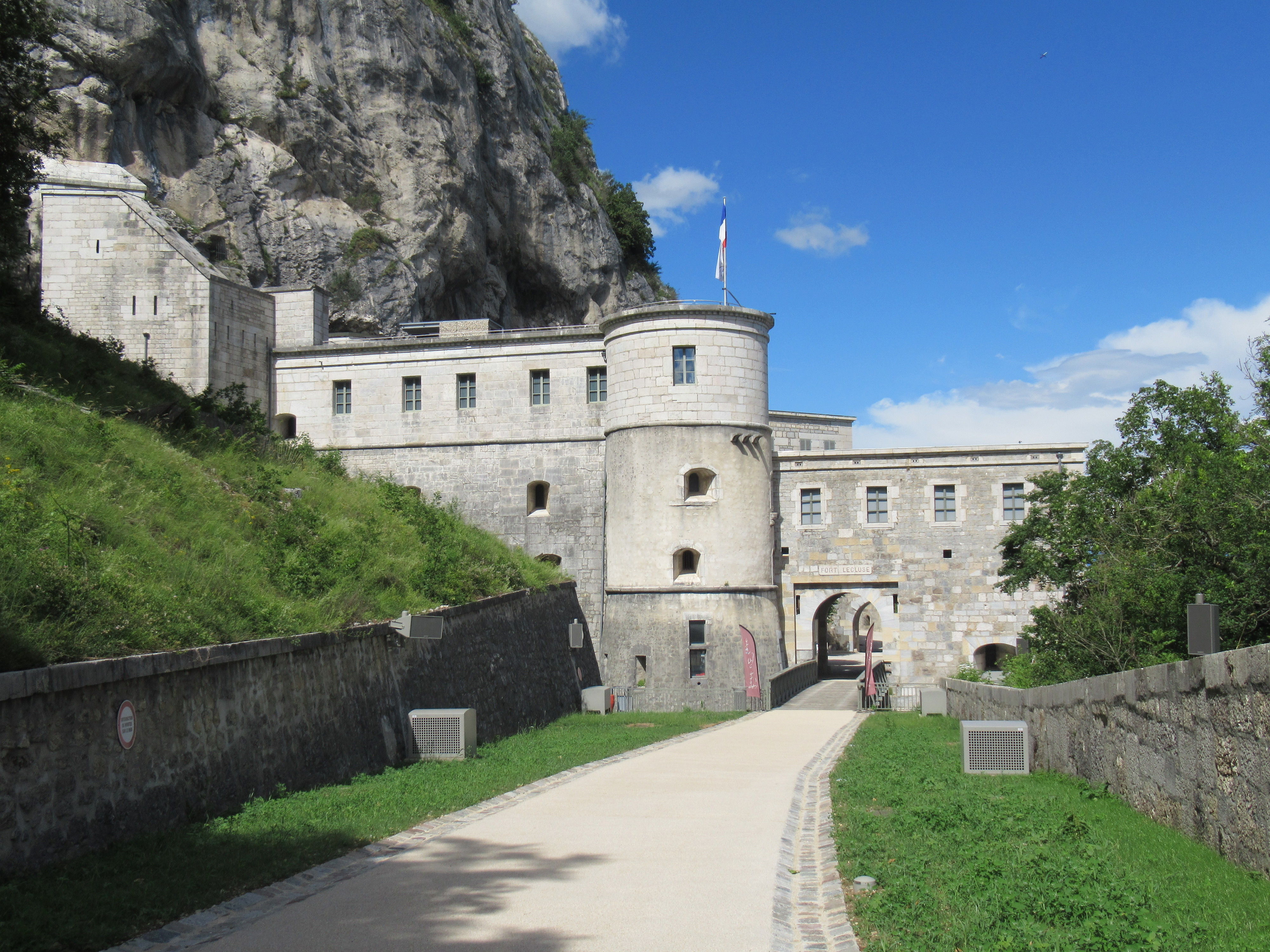 Un lieu incroyable en pleine montagne : le Fort l'Écluse
